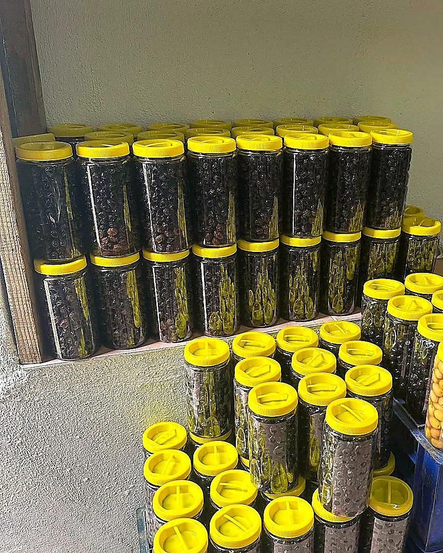 HasYılmaz Zeytincilik siyah zeytin kavanozlarının gerçek ambalaj ve stok görüntüsü